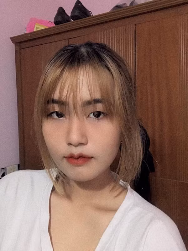 Theo nickname B.L bình luận: "Theo mình đôi môi này không đẹp, cứ cứng cứng không được mềm mại gì cả. Nhưng cũng là một cái nên thử, biết đâu lại hợp".