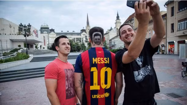 Trong dịp World Cup này, có thể rất nhiều người sẽ đến nhờ Hvala cắt cho kiểu tóc mang gương mặt của thần tượng, để ủng hộ các cầu thủ thi đấu tốt trên đất Nga.