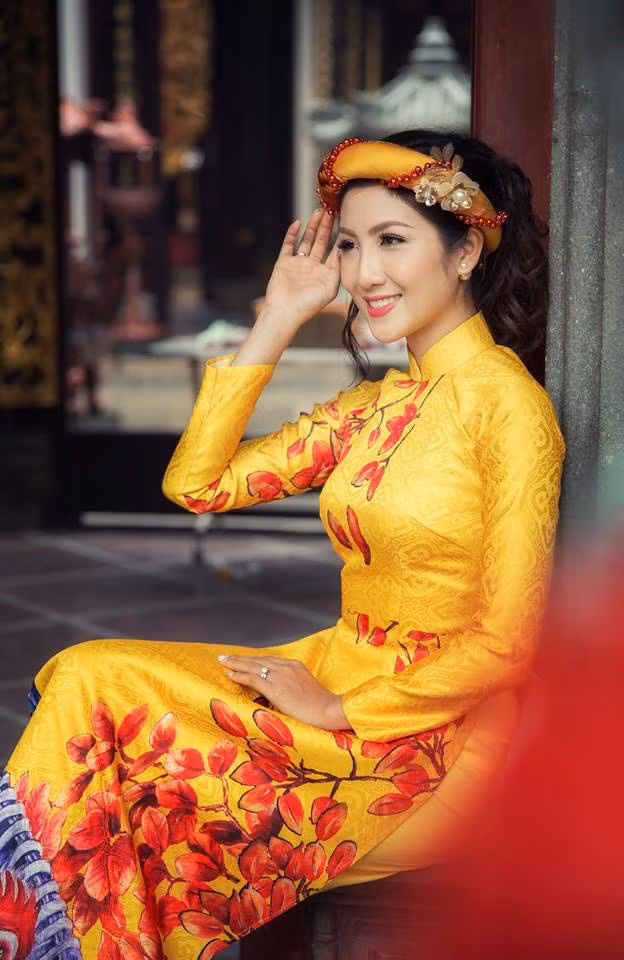 Sở hữu khuôn mặt thanh tú với sống mũi cao, mắt sâu, ngoài ra nụ cười tỏa sáng của cô nàng Cao Mộng Thu Huyền hút hồn người nhìn ngay từ ánh mắt đầu tiên.