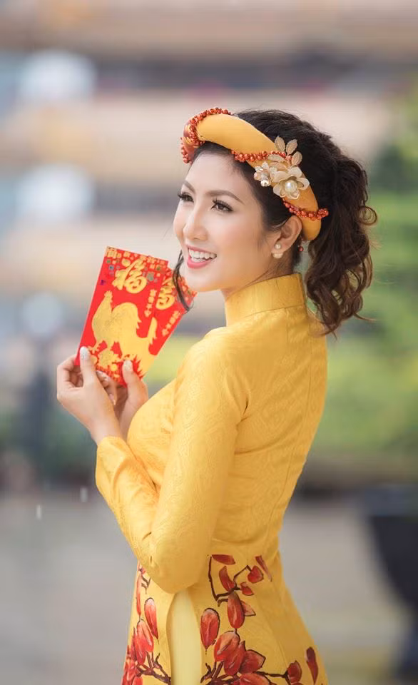 Được biết, Cao Mộng Thu Huyền từng đoạt nhiều giải thưởng trong các cuộc thi người đẹp tại Việt Nam.