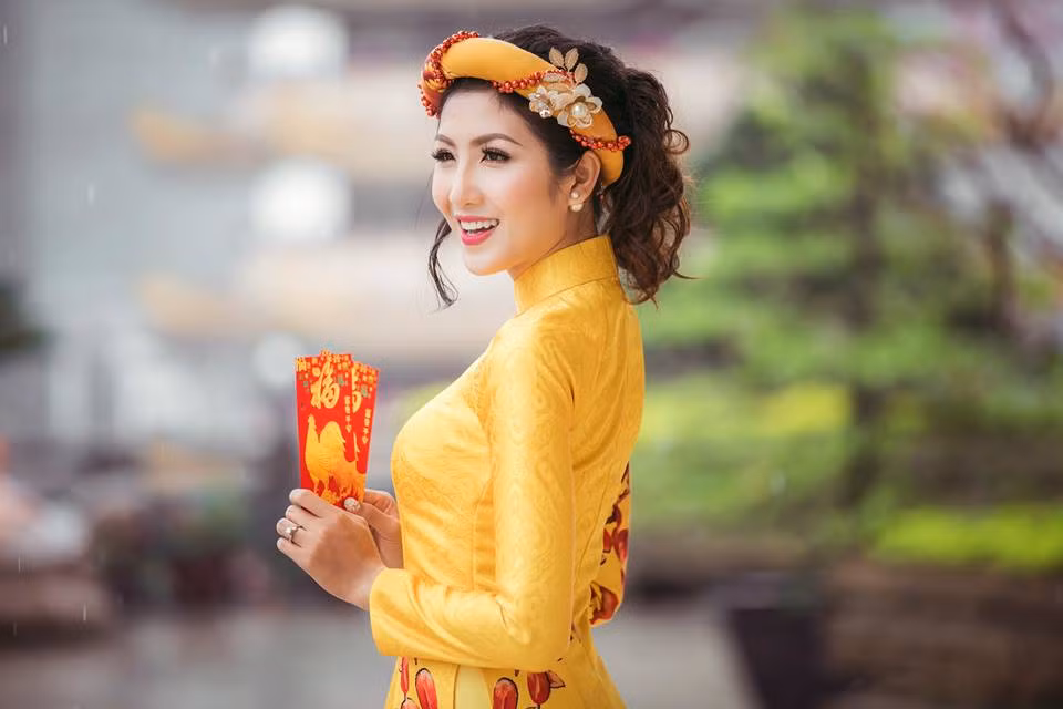 Được biết, ngoài là một game thủ, Cao Mộng Thu Huyền hiện là nhân viên văn phòng tại Vũng Tàu. Bên cạnh đó, với chiều cao lý tưởng cùng khuôn mặt đẹp, cô nàng sinh năm 1990 này còn là người mẫu ảnh được nhiều nhiếp ảnh gia gửi lời cộng tác.