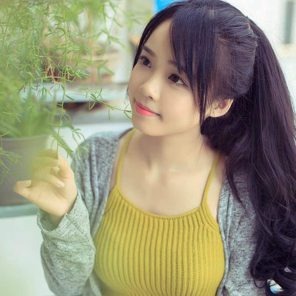 Khuôn mặt bầu bĩnh, làn da trắng nõn và thân hình như dễ gây đánh lừa tuổi tác cho người ngắm, Ái Vi trở nên đặc biệt trong mắt cộng đồng mạng.
