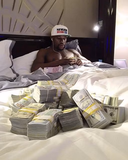 Sau trận đấu thế kỷ với Manny Pacquiao, Mayweather đã giành chiến thắng với số tiền lên tới hơn 220 triệu USD.