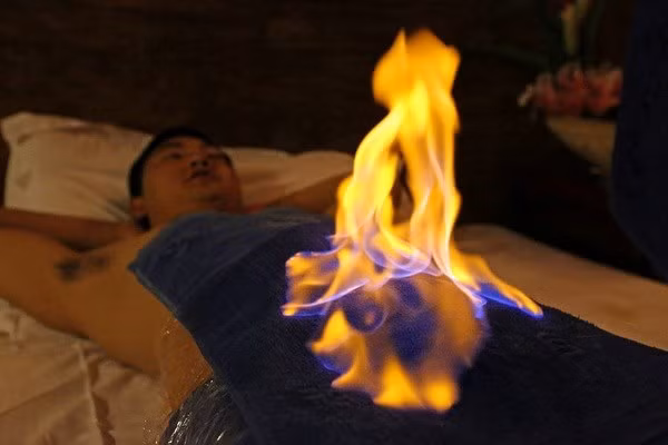"Thử thách lửa" là trào lưu tự rải chất lỏng dẫn lửa (xăng, dầu) lên người, tự đốt lửa và tìm cách dập lửa. Sau đó, người chơi lại upload video lên YouTube và thách bạn bè mình cùng làm.
