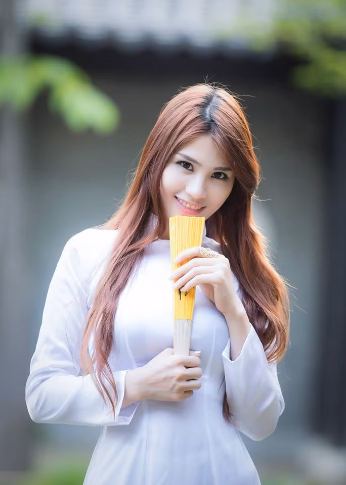 Chia sẻ thêm về bản thân mình, cô nàng Thu Hương nói sống ở Hàn Quốc khá nhiều năm, nên cô luôn cố gắng chăm sóc bản thân và làm bật lên những nét nổi bật về ngoại hình để khi nhìn vào, người đối diện có thể đoán được cô là người Việt Nam.