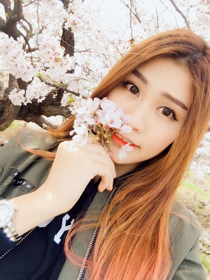 Điều đáng nói tới là, nữ CĐV bóng đá Việt Nam này mặc chiếc áo cúp ngực màu đỏ, có hình sao vàng phía trước. Chiếc quần soóc đen bên trong bị che đi ít nhiều khi cô quấn quanh bên ngoài là lá cờ Tổ quốc. Những hình ảnh chụp lại cô gái trong trang phục khác biệt này nhanh chóng được phát tán và nhận không ít bình luận từ phía dân mạng.