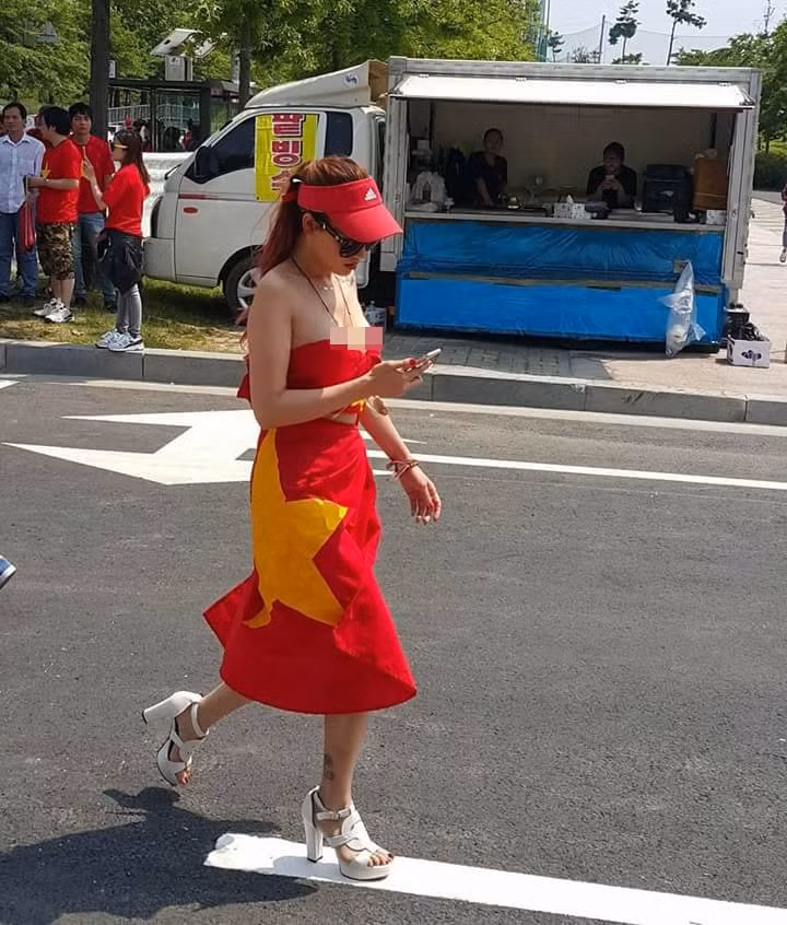 Mới đây, nữ CĐV dùng cờ quấn ngang hông chính là nhân vật được dân mạng Việt nhắc tới nhiều nhất, chỉ trích nhiều nhất bởi cách ăn mặc của cô bị cho là hở hang và thiếu sự tôn trọng đối với lá cờ Tổ quốc. Ảnh trong bài: Facebook nhân vật.