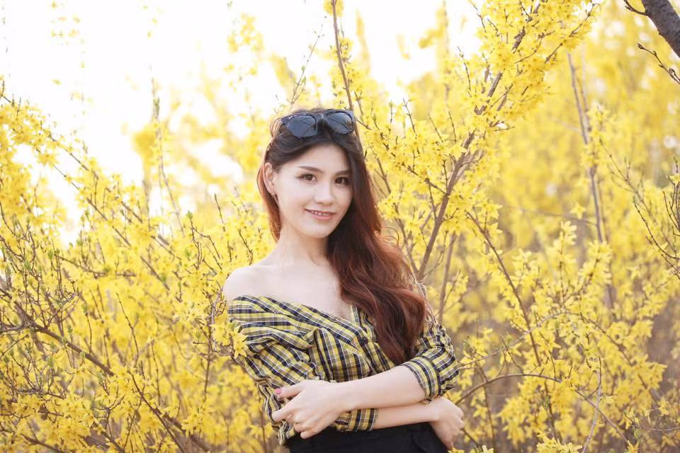 Tuy nhiên, dường như bỏ ngoài tai tất cả những lời bàn tán, nữ CĐV xinh đẹp trên vẫn tiếp tục đăng tải những bức ảnh của mình. Chia sẻ trên trang cá nhân, CĐV Việt tại Hàn Quốc trên nói: "Hôm đó đi làm về, vội vàng phóng xe đến nhà, lục tủ quần áo không thấy bộ nào màu đỏ, chỉ còn mỗi chiếc áo chụp từ dịp Giáng sinh. Mình đã vào web xem người Hàn mặc gì mỗi lần đi cổ vũ và tìm thấy 2 mẫu trang phục mà ở đó, nữ diện áo hở rốn, bên dưới quấn cờ. Và mình đã bắt chước theo".