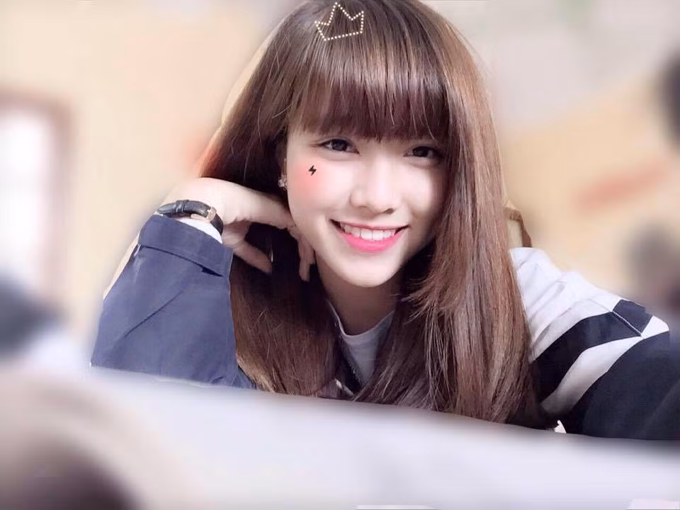 Ngay sau khi những bức ảnh xinh đẹp của mình được lan truyền, cô nữ sinh Hải Dương này đã trở thành tâm điểm theo dõi của các Facebookers.