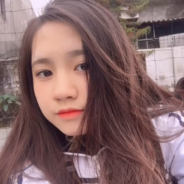 Nữ sinh Nghệ An được dân mạng mệnh danh là minh chứng "mặt tròn đẹp vi diệu" có tên đầy đủ là Bùi Thúy Hằng, hiện đang học cấp 3 tại Trường THPT Lê Viết Thuật, TP Vinh (Nghệ An).