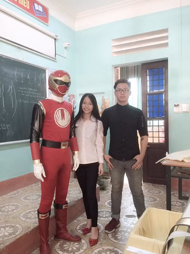 Theo tìm hiểu của dân mạng thì chàng trai đã dàn dựng nên màn trình diễn đặc biệt này đó là Đỗ Đức Mười (áo đen), đây là chàng trai được nhiều người biết đến với tài năng chế tác ra những bộ đồ siêu nhân.