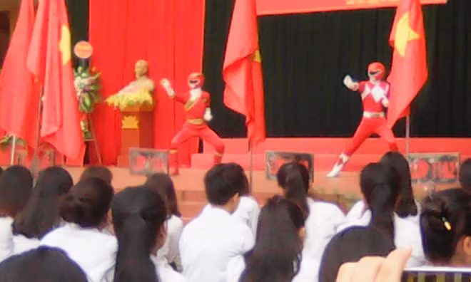 Ngày khai giảng năm học mới 2017/2018 để lại cho dân mạng rất nhiều ấn tượng, từ những nữ sinh xinh xắn xuất hiện trong tà áo dài trắng tinh khôi hay đáng chú ý nhất là màn biểu diễn siêu nhân tại lễ khai giảng của một trường học ở Lào Cai.