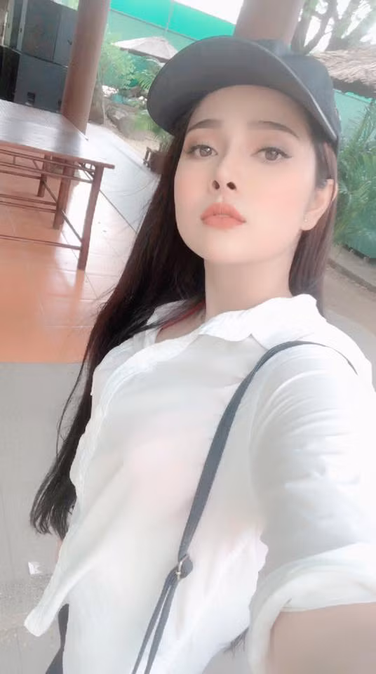 Với ngoại hình xinh xắn cùng giọng ca ngọt ngào, Trúc Chi đã bắt đầu sự nghiệp ca hát từ năm 6 tuổi. Nhưng phải đến khi trở thành con nuôi của Long Nhật, cô bạn này mới thực sự có chỗ đứng.