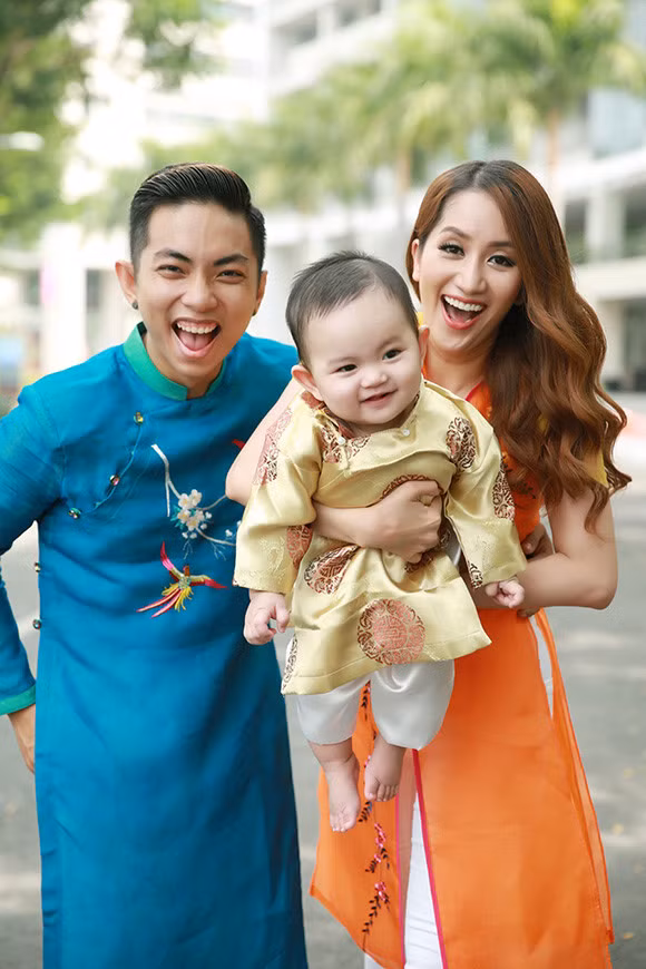 Chuyện tình cô - trò giữa Khánh Thi và Phan Hiển có lẽ là cuộc tình tốn nhiều giấy mực nhất của báo chí. Phan Hiển là học trò của Khánh Thi và kém cô 12 tuổi. Sự chênh lệch tuổi tác quá lớn đã khiến cho 2 người hứng chịu không ít thị phi. Tuy nhiên, cách đây không lâu, nữ kiện tướng đã sinh quý tử đầu lòng, việc này khiến công chúng đã dần dần chấp nhận và dành những lời chúc phúc cho cặp đôi này.