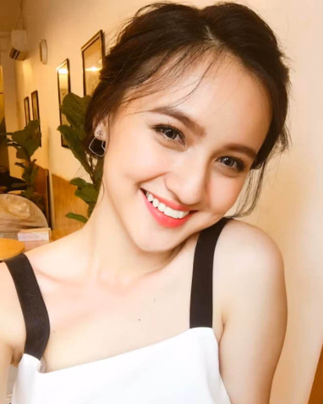 Chiếc cằm đẹp cùng đôi mắt cười giúp Mai Tây trông càng thân thiện và rất đáng yêu trong từng khuôn hình của mình đăng tải trên mạng xã hội.