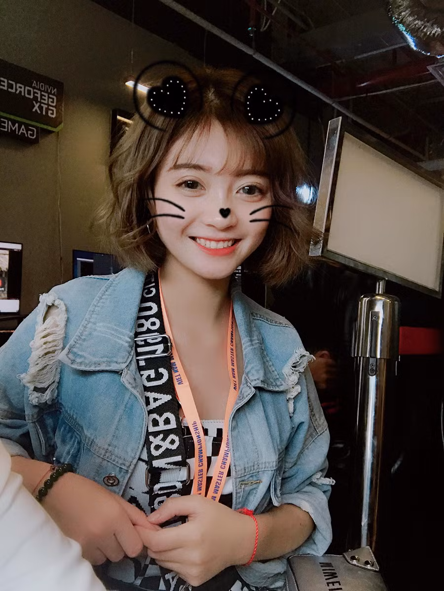 Hiện tại, ngoài công việc streamer, Kiều Trang còn là một nhân viên cộng tác tại một công ty trong lĩnh vực sản xuất game và truyền thông – giải trí. Trước đây, với vẻ ngoài xinh xắn của mình, cô cũng từng nhận được nhiều lời mời làm mẫu ảnh và đóng quảng cáo.