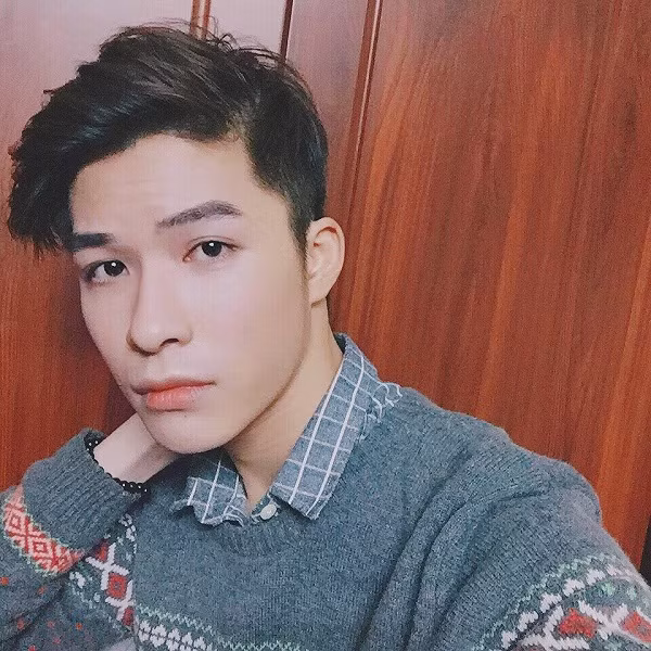 Cũng theo nhiều chị em, nhân vật chính trong bức ảnh đó là chàng trai có nickname Nghĩa Yuno, hiện là sinh viên năm 3 của trường ĐH Thương Mại. Nghĩa hiện đang làm thêm công việc nhân viên thu ngân tại một rạp chiếu phim vốn nổi tiếng với dàn nhân viên toàn trai xinh, gái đẹp ở Xuân Thủy (Cầu Giấy, Hà Nội).