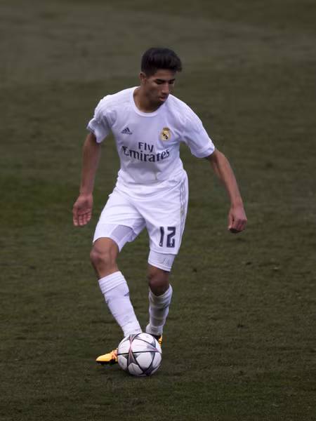 Achraf Hakimi là hậu vệ người Morocco gia nhập lò đào tạo trẻ của Real Madrid khi mới 7 tuổi và hiện được đánh giá khá cao.