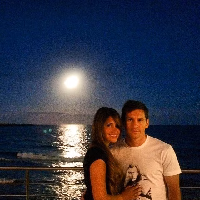Trúng tiếng sét ái tình, Messi thường xuyên viết thư tình cho bạn gái. Chính anh đã viết lên mảnh giấy trắng và cất vào góc riêng mình (sau này bị phát hiện): “Một ngày nào đó, Antonella sẽ là bạn gái mình”. Trúng tiếng sét ái tình, Messi thường xuyên viết thư tình cho bạn gái. Chính anh đã viết lên mảnh giấy trắng và cất vào góc riêng mình (sau này bị phát hiện): “Một ngày nào đó, Antonella sẽ là bạn gái mình”.