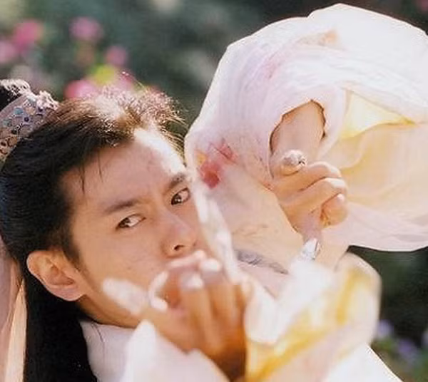 Lục mạch thần kiếm là tuyệt kỹ sử dụng kiếm khí để sát thương đối thủ. Nó được xem là môn võ công mạnh nhất và chỉ Đoàn Dự vô tình luyện thành công. Đây là một trong hai tuyêt kỹ độc môn truyền nội không truyền ngoại của nước Đại Lý: Nhất Dương Chỉ và Lục Mạch Thần Kiếm.