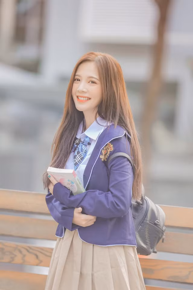 Dịu dàng, hiền lành, nữ tính là những gì người ta thường nhận xét về các nữ sinh ngành Sư phạm. Các cô nàng này chỉ cần make và style quần áo nhẹ nhàng thôi cũng đủ khiến cánh mày râu phải ngẩn ngơ, điển hình mới nhất là nữ giáo viên có tên Ngọc Huyền.