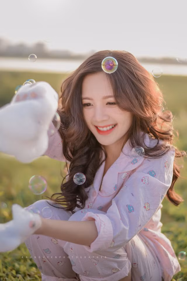 Nhưng trước khi có được vai trò giáo viên cũng như người mẫu ảnh như hiện tại, Ngọc Huyền cũng giống nhiều bạn sinh viên khác khi từng làm thêm một số công việc part-time như bưng bê quán cà phê, dạy thêm gia sư, dạy thêm ở các trung tâm giáo dục kĩ năng.