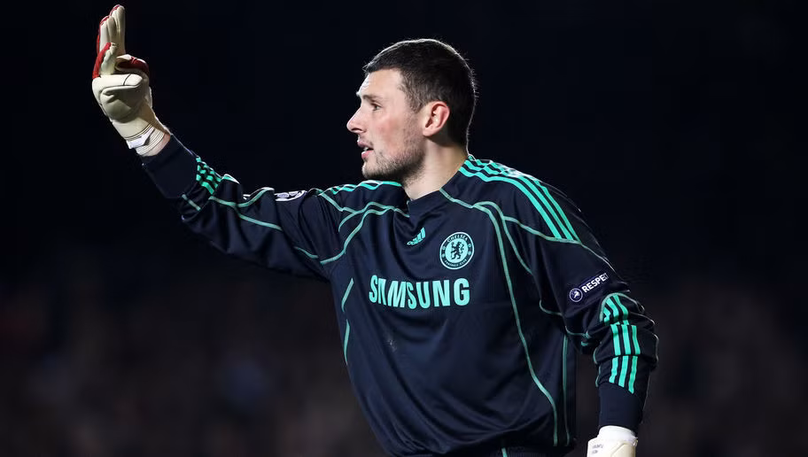 Mùa giải 2011/2012, thủ thành Ross Turnbull từng vô địch Champions League cùng với CLB Chelsea sau khi đánh bại Bayern Munich. Năm đó, Ross Turnbull ra sân 2 lần ở đấu trường này và đóng vai "kép phụ" cho Petr Cech trong khung gỗ The Blues. Thế nhưng, sau đó không ai còn thấy thủ môn này xuất hiện trong đội hình của The Blues.