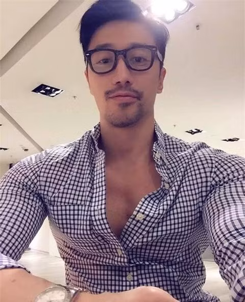 Cư dân mạng Trung Quốc, đặc biệt là phái nữ, những ngày gần đây đang "điên cuồng" theo dõi một anh chàng nhiếp ảnh gia cực đẹp trai.