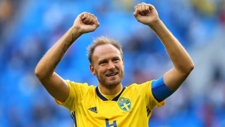 Chuyển nhượng cầu thủ từ Manchester, tuyển thủ Thụy Điển, Andreas Granqvist tỏ rõ sự tự hào trước sự quan tâm từ MU.