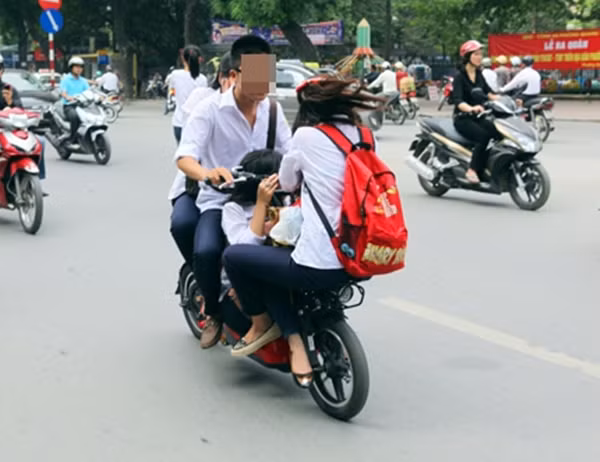 Chỉ vì đi học cùng đường với quá đông bạn bè nên phải biến xe máy điện của mình thành xe thồ khi lấp đầy các vị trí trống. Ảnh trong bài: Beat/Lặng nhìn cuộc sống.