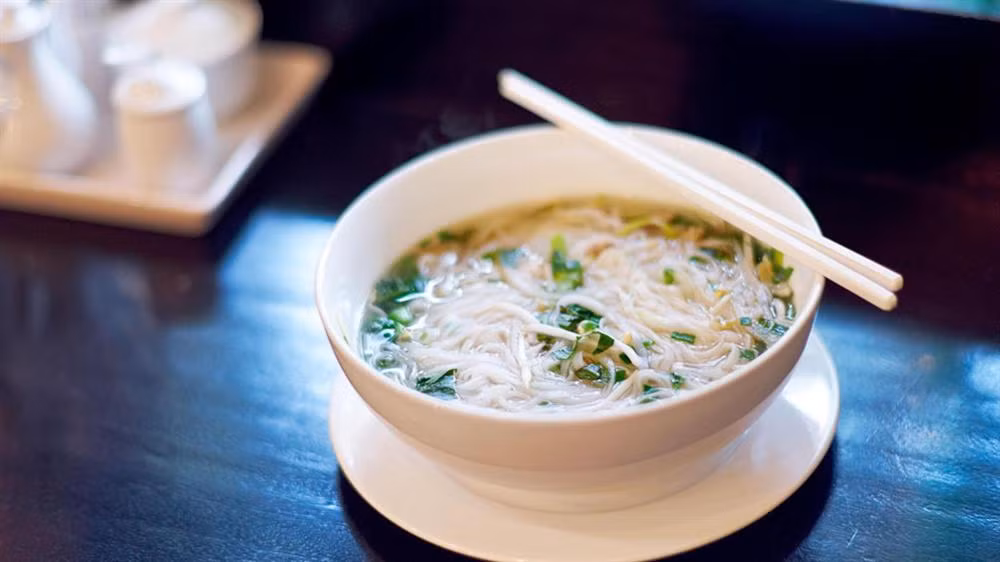 Bên cạnh đó, những nguyên liệu cấu thành nên tô phở này cũng thuộc hàng "sang chảnh" với đuôi bò Úc, thịt bò Wagyu, bánh phở và rau gia vị. Được biết, thịt bò Wagyu là loại thịt bò đắt nhất thế giới.