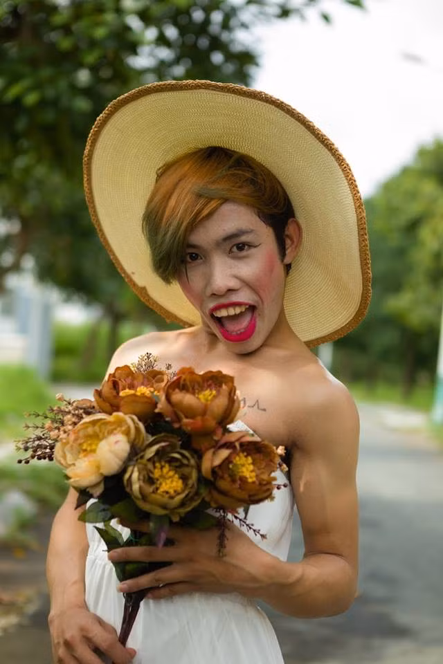 Chưa dừng lại ở đó, thảm họa mạng xã hội Tùng Sơn còn tiếp tục gây chấn động bằng thông tin sẽ bước chân vào showbiz với những sản phẩm âm nhạc bằng chất giọng the thé, chẳng ra âm vực gì. Đặc biệt, tại các sự kiện mang tính "nhảm" anh chàng người Trà Vinh xuất hiện mang đến nhiều ánh mắt tò mò cho nhiều người.