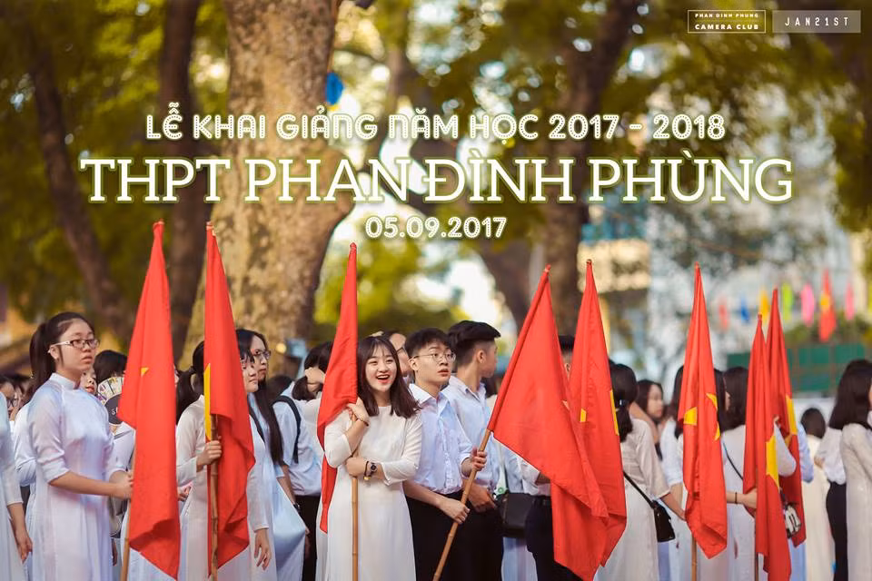 Biểu cảm trên gương mặt của nam sinh trường THPT Phan Đình Phùng rất tự nhiên. Từ vẻ mặt chăm chú, nghiêm túc đến nụ cười rạng rỡ tỏa nắng... góc máy nào cũng cho thấy nét đẹp trai và nam tính ngời ngời.