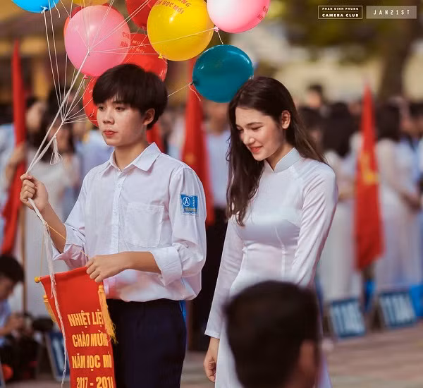 Phần nhiều dân mạng đều dành những lời khen ngợi, truy tìm info của "nam thần đẹp trai trong truyền thuyết" cùng quyết tâm năm sau sẽ thi vào trường để gặp được nam sinh điển trai này.