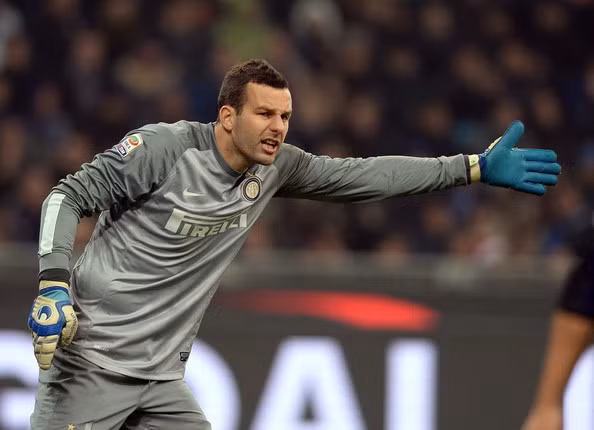 Sự thăng hoa của Inter Milan khi đội bóng này đang ngự trị trên đỉnh Serie A có đóng góp không nhỏ của thủ môn người Slovenia. Sau 17 trận ở Serie A, anh có tận 62 pha cứu thua, mang về 11 trận sạch lưới cho nửa xanh thành Milan.