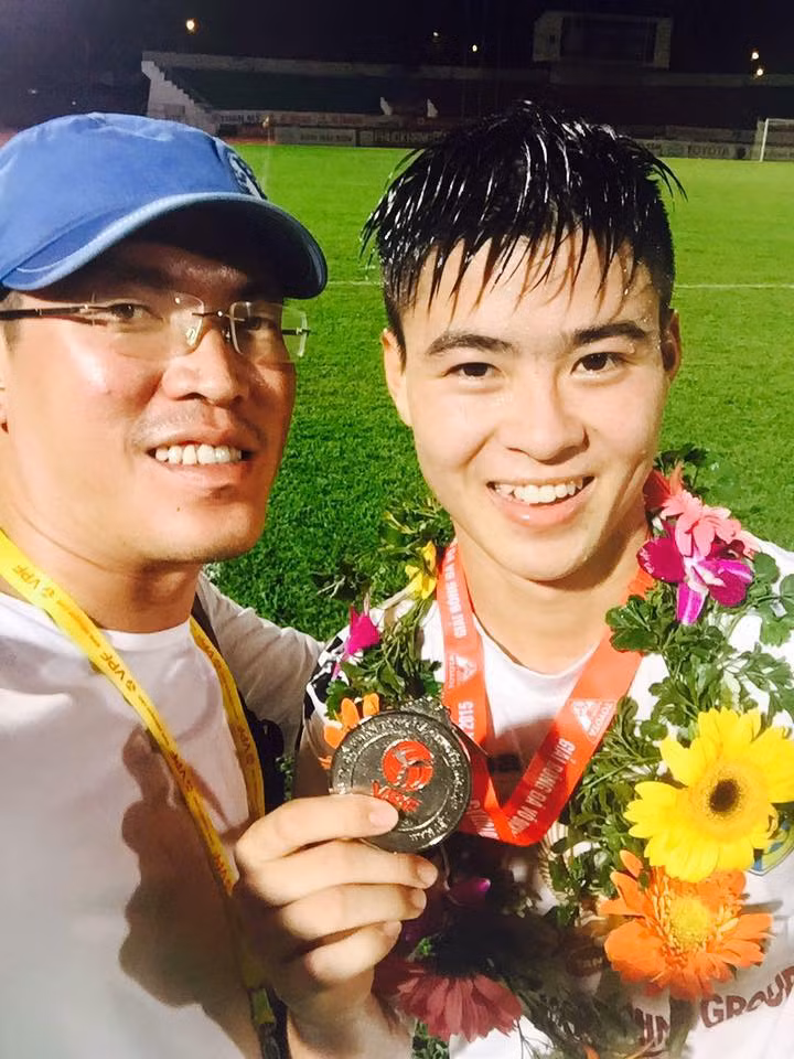 Kết thúc mùa giải 2015, Duy Mạnh không chỉ có giải thưởng cá nhân là danh hiệu cầu thủ trẻ xuất sắc mà anh cùng CLB Hà Nội T&amp;T vượt khó để cán đích ở vị trí thứ hai, qua đó giành tấm HCB quý giá tại V.League 2015.