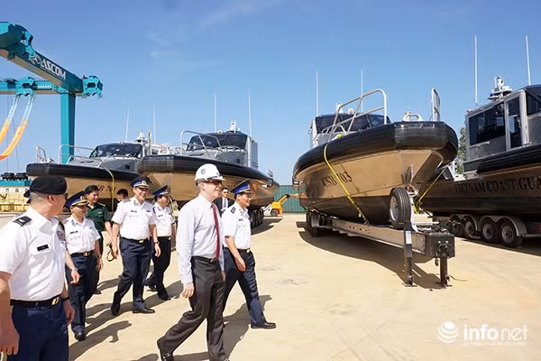 Còn vào hôm 22/5, tại cảng Kỳ Hà (Quảng Nam), Ngài Ted Osius, Đại sứ Hoa Kỳ tại Việt Nam đã chính thức bàn giao 6 tàu tuần tra Metal Shark 45-foot (tương đương 14m) cho lực lượng Vùng 2 Cảnh sát Biển Việt Nam (CSBVN). Nguồn ảnh: Infonet