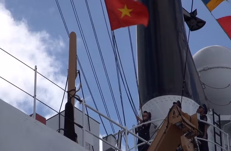 Khoảng khắc thủy thủ đoàn tàu CSB 8020 kéo quốc kỳ nước ta lên trên tàu USCGC Morgenthau. Được biết trước khi chuyển giao cho Việt Nam tàu USCGC Morgenthau cũng được bảo dưỡng và sơn mới lại hoàn toàn với màu sơn trắng đặc trưng. Nguồn ảnh: dvidshub.net.