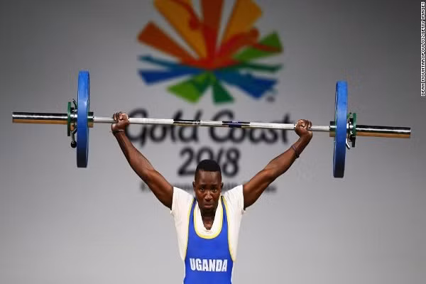 Theo CNN, Julius Ssekitoleko, vận động viên cử tạ 20 tuổi, là thành viên của đoàn thể thao Uganda đã tới Nhật Bản để chuẩn bị tham dự Thế vận hội. Ảnh: CNN.