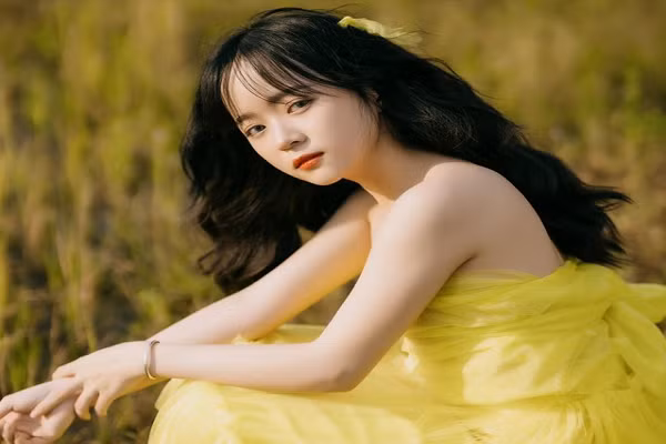 Hot girl Đồng Nai Nguyễn Phương Nhàn hiện tại đang làm mẫu ảnh tự do và kinh doanh quán ăn cùng gia đình. Cũng giống như bao bạn bè cùng trang lứa, cuộc sống hàng ngày của Phương Nhàn rất bình thường và giản dị. 9X khiêm tốn và cho rằng mình không có thành tích gì nổi bật, nhưng về kinh doanh, cô nàng hoàn toàn có thể tự tin về khả năng của mình.
