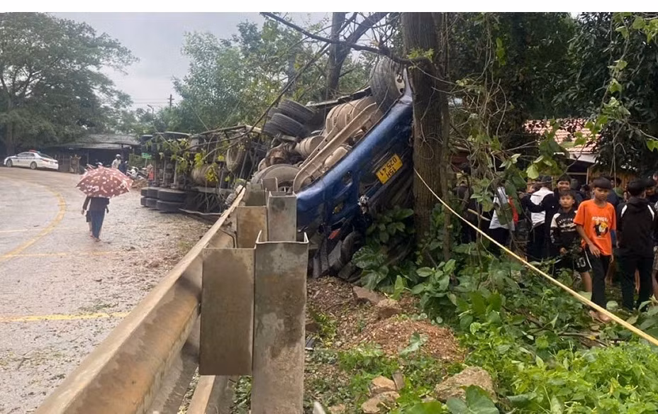 Xe container phơi bụng bên đường, 2 người bị thương nặng Xe container phoi bung ben duong, 2 nguoi bi thuong nang
