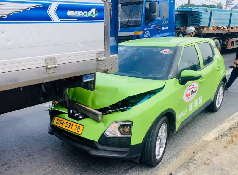 Bắt giữ đối tượng cướp taxi rồi bỏ trốn ở TP HCM - Hình 2 Bat giu doi tuong cuop taxi roi bo tron o TP HCM-Hinh-2