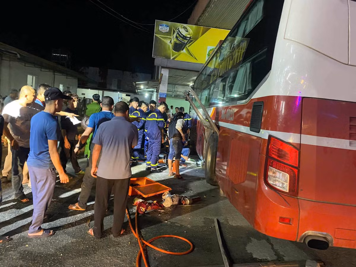 Phụ xe khách tử vong khi kiểm tra hệ thống phanh Phu xe khach tu vong khi kiem tra he thong phanh