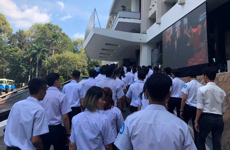 Tất cả đều chung tâm trạng thành kính khi được vinh dự lần lượt vào viếng tang cố Thủ tướng Phan Văn Khải.