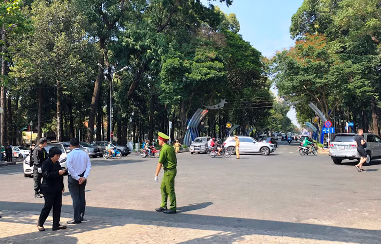 Bất chấp nắng nóng gay gắt từ mặt đường, nhiều chiến sĩ Cảnh sát vẫn làm nhiệm vụ không ngừng nghỉ...