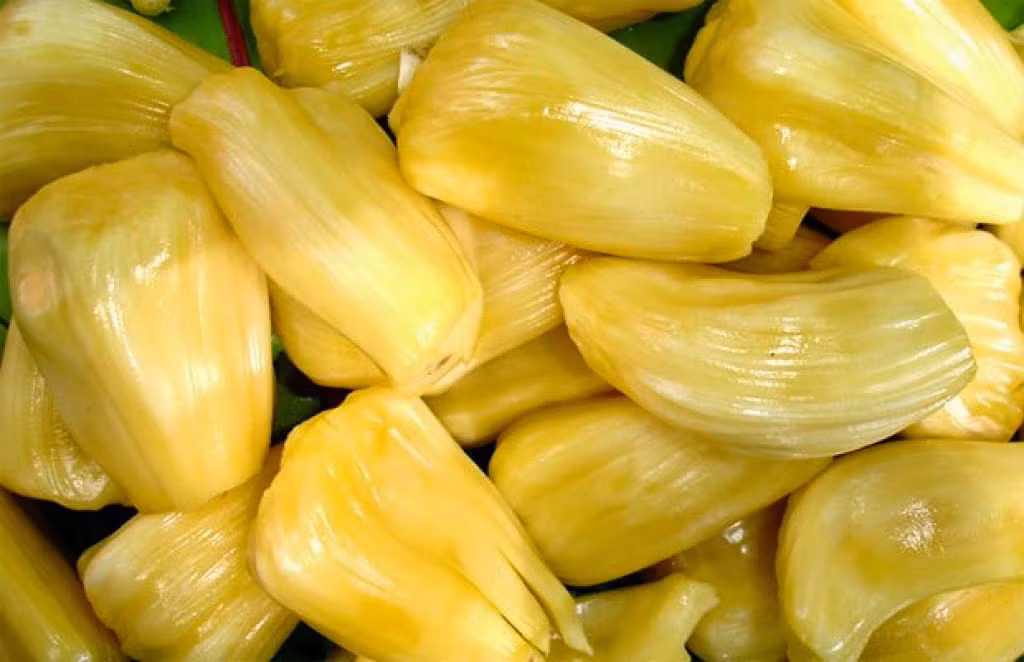 4. Kem mít. Nguyên liệu: Kem tươi, sữa đặc có đường, mít đã bóc vỏ, bỏ hạt. Cắt khúc 2/3 lượng mít. Cho vào máy xay nhuyễn với đường. Nếu mít hơi cứng, khó xay thì cho thêm khoảng 20gr sữa tươi không đường vào để máy xay dễ dàng hơn. Nếu chọn loại mít chín mềm thì có thể bỏ qua sữa tươi. 1/3 lượng mít còn lại cắt hạt lựu. Ảnh: platvietnam.com.