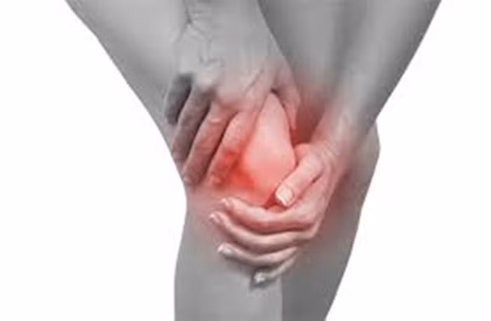 Chữa viêm khớp. Dùng dầu dừa thoa lên vùng da bị viêm khớp đau nhức sẽ làm cho các khớp linh hoạt và vận động tốt hơn. Ảnh: Bachxa.