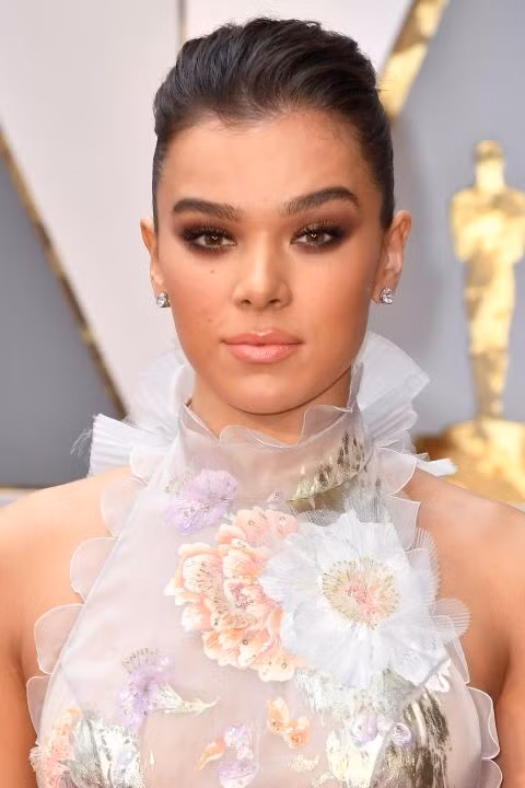 Hailee Steinfeld Hailee Steinfeld – mỹ nhân của phim True Gift xuất hiện quyến rũ trên thảm đỏ với màu mắt khói, son môi màu hồng nhạt và mái tóc búi cao đẹp hút hồn.