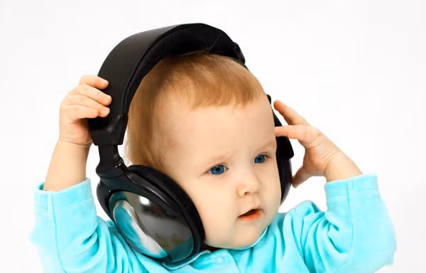 Nhạc hợp với con buổi sáng có thể là nhạc tiếng nước chảy của Nhạc Phật giáo, hay nhạc của thiếu nhi vui nhộn cũng sẽ làm bé yêu thích. Bạn hãy lựa khoảng 2 bài mỗi sáng để bé cảm nhận là cứ sáng ngủ dậy là được nghe nhạc, hoặc đây cũng là chiêu thức tạo âm thanh lặp lại quen thuộc giúp đánh thức những bé muốn "ngủ nướng". Ảnh: phunukieuviet.com.