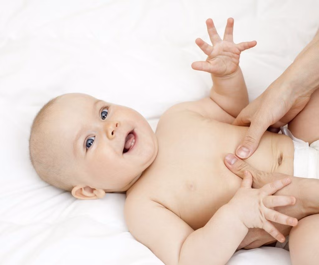 Khi còn nằm trên giường, mẹ hãy dành khoảng 5 - 10 phút để massage cho bé. Từ mặt, chân, tay, xoa bụng, lưng... để bé thư giãn là cách tốt nhất cho bé yêu một tâm thế thoải mái, khỏe mạnh cho ngày mới. Bạn có thể áp dụng với cả bé còn sơ sinh nhé. Ảnh: Loveofmom.vn.